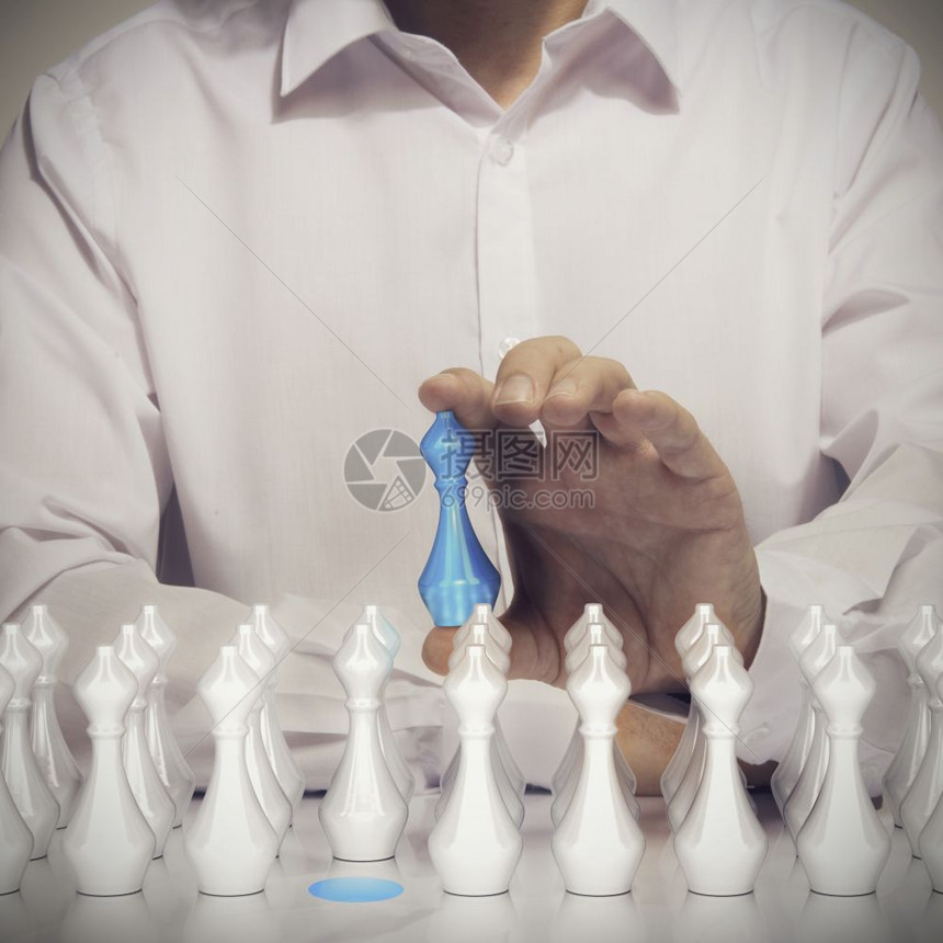 打猎最好的商业人才获取概念男子手与许多其他白棋在前台天资招聘概念中握着蓝典当的男概念形象以及许多其他白爪子蓝色的图片