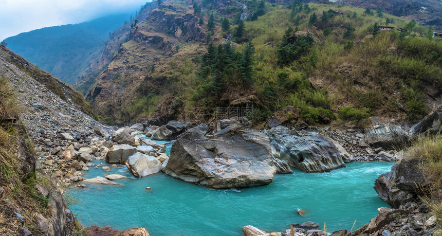 喜马拉雅山安纳普尔结石尼泊岩海岸动荡的山河风景美丽位于尼泊尔最坚冰的海岸图片