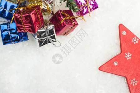 彩色礼品盒和雪上红星薄片新的奏鸣曲图片
