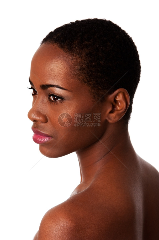 一个美丽的非洲妇女脸光滑皮肤和短卷发被孤立肩膀头发短的图片