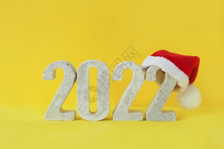 庆祝新年20在黄背景的圣塔帽上混凝土编号为20乐趣圣诞节冬天图片