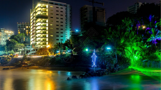 大西洋的静水反映达喀尔市中心海岸一带彩色灯光的亮以及建造颜色筑学图片