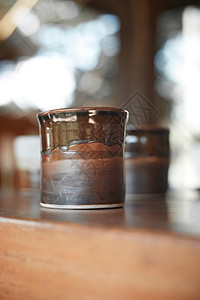早餐模糊背景陶瓷咖啡杯上的干净的传统背景图片