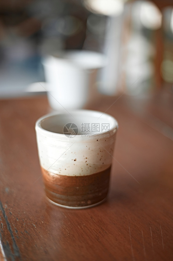 模糊背景陶瓷咖啡杯上的厨房喝传统的图片