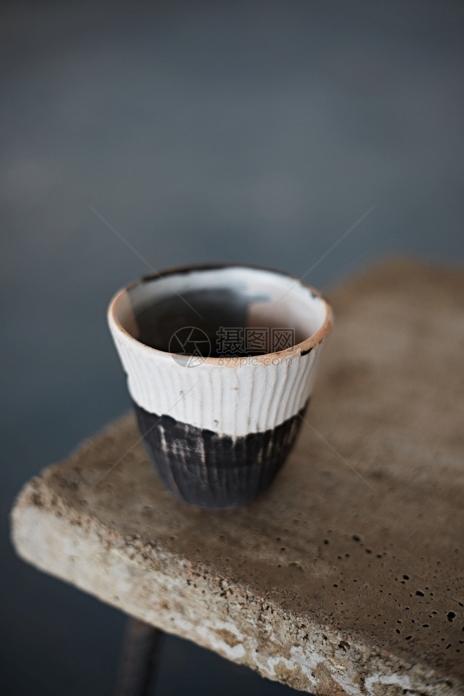 马克杯颜色品牌模糊背景陶瓷咖啡杯上的图片