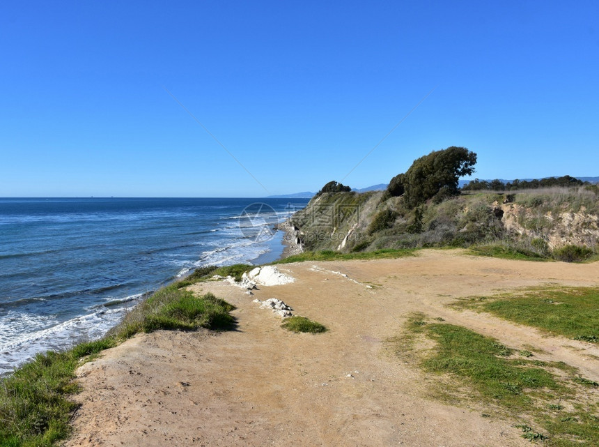 海景天在加利福尼亚州戈莱塔的埃尔伍德海滩公园的一个阳光明媚日子海洋图片