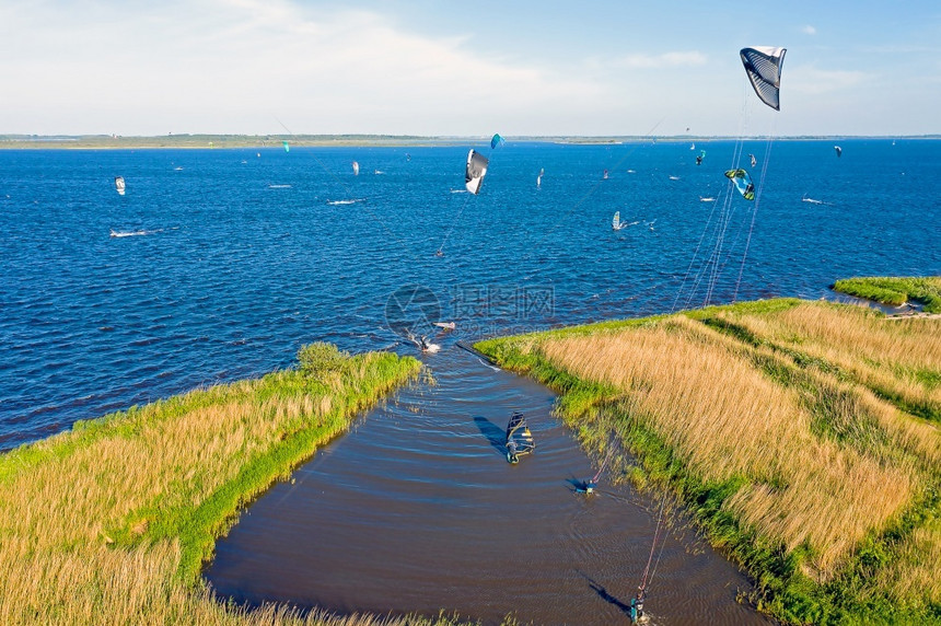风从荷兰弗里斯Lawewersmeer的水域港起飞空中机航班风筝图片
