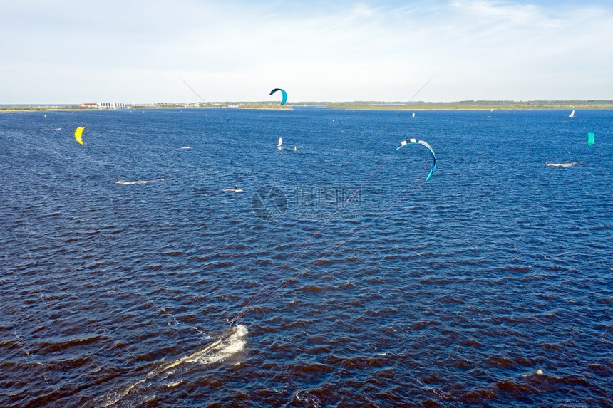 支撑劳尔斯梅风筝从荷兰弗里斯Lawewersmeer的水域港起飞空中机图片