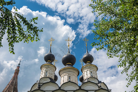 黑穹顶与金对着乌云的天空俄罗斯文化黑色的旅行背景图片