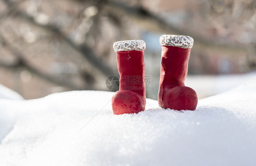 庆典季节小红月靴子在雪上穿小红月靴子传统的图片