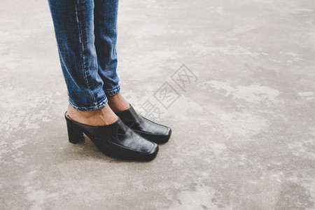 黑色的牛仔布在街上露户外的黑时装高跟鞋穿着牛仔裤的女子腿成人图片