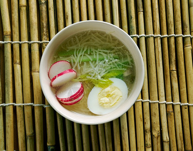 绿色蔬菜食物开发的面条汤饭碗图片