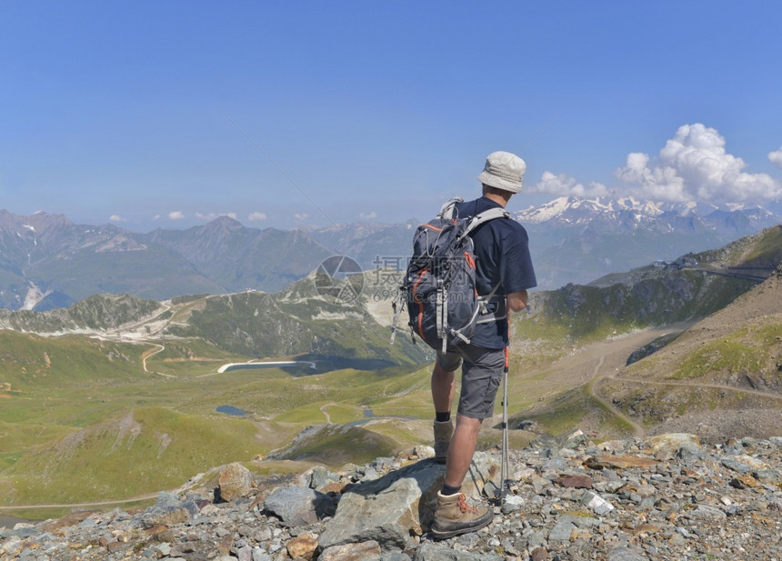 徒步旅行者自然假期山顶高的登徒步者仰望高山风景图片