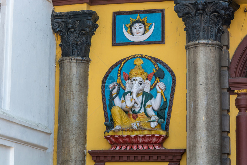 加德满都尼泊尔Pashupatinantinath主要寺庙入口处的明亮装饰尼泊尔主要的印度教图片