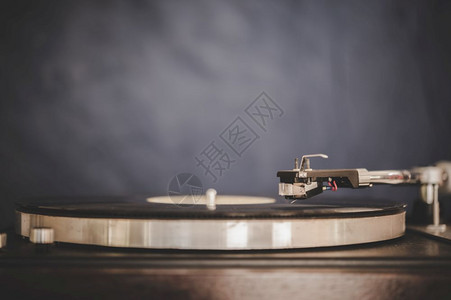 老的磁盘立体声带有老式乙烯基转盘播放器和乙烯基唱片的旋转电机图片