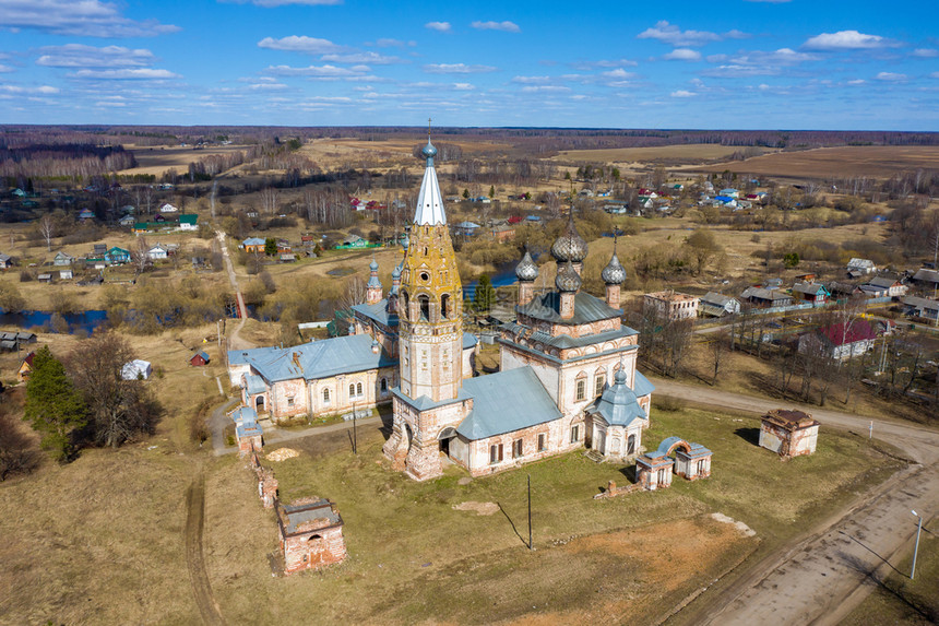 俄罗斯Ivanovo地区Rodnikovsky区Parskoy村的圣约翰浸信会教堂从鸟眼的观点来看圆顶英石宗教图片