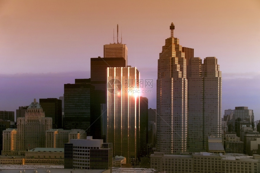 城市美国建造太阳升起反映在加拿大东部安略省多伦下城办公大楼的窗户上反映在加拿大东部安略图片