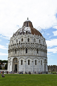 广场圆顶参观圣约翰浸礼会的游客这是比萨大教堂建筑群的一部分洗礼纪念碑高清图片素材