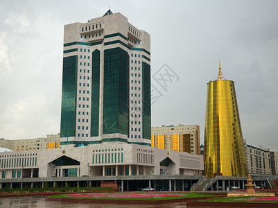现代建筑阿斯塔纳哈萨克的首都建筑物外部的云图片
