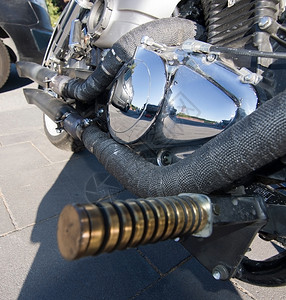 自制白色的瑞典行制造摩托车铬和白前轮自己制造的摩托车铬和白前轮发动机图片