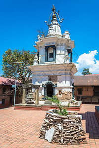 晴天白色的建造古老佛教白色寺庙在尼泊尔松日Sunnyday图片