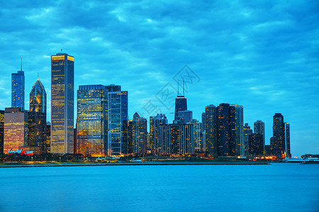 天空芝加哥市中心城风景在夜里地标反射图片