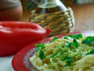 意大利细面条与托斯卡纳的Zucchini面条午餐食物图片