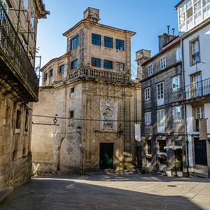 传统的西班牙北部圣地亚哥德孔波斯特拉的建筑古老城市图片