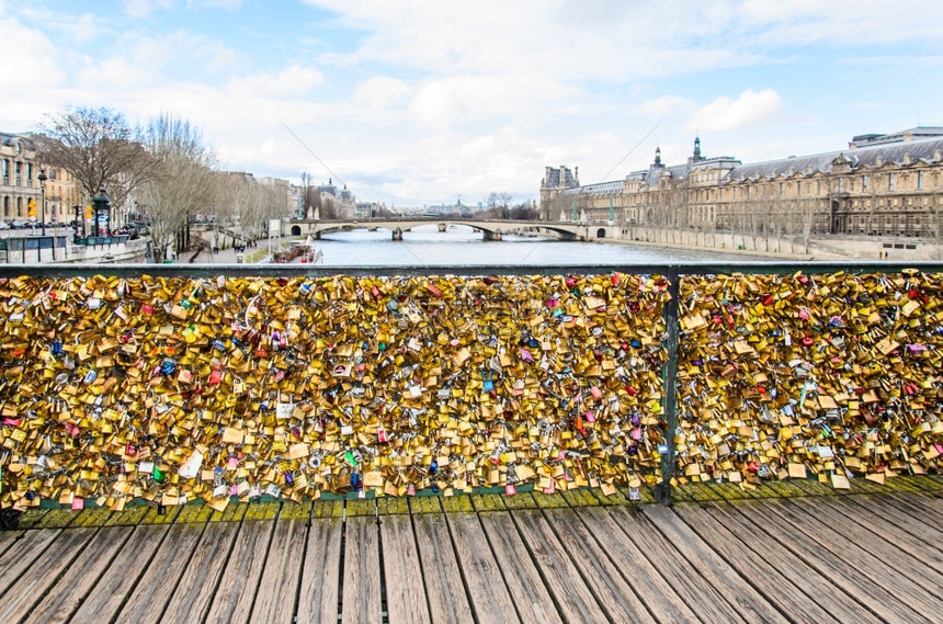 浪漫蓬城市庞特艺术桥的爱情挂锁图片