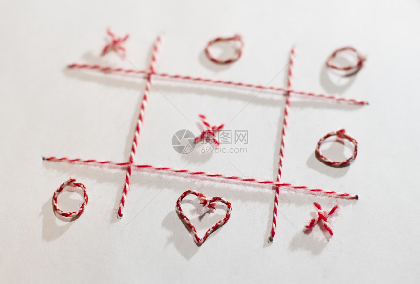叉爱象征Tictactoe游戏由白纸页上的线条制成情人节概念带有红色和白的Xo符号和心脏形状图片