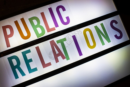 按字母在背光板上的公共关系文本白背光景的彩色字符公共关系概念白色的信高清图片素材