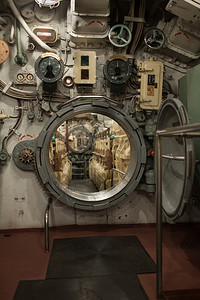 圣彼得堡紧地在潜艇内水的发动机室圆舱门打开了英石海军背景