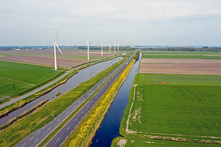 运输荷兰语直的农村风力涡轮机运河直道公路和平坦草地的风力发电机直路和平原草背景图片