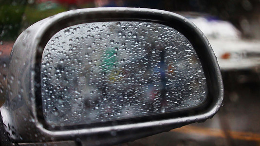 自然液体窗户Carrsquos后视镜上的雨滴图片