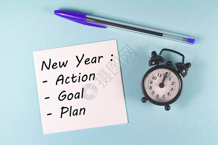 新学期新目标空白的笔新年纸张行动目标计划和蓝色背景的黑闹钟组织问候背景