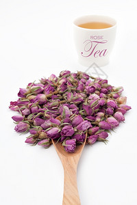 树叶勺子香气玫瑰花和白色背景的茶杯图片