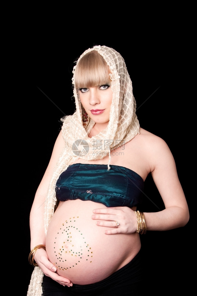 抓住白色的美丽怀孕美丽怀着头围巾高加索妇女赤身地腹部被蒙在石碑上与世隔绝母亲图片