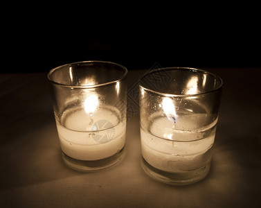 烛台光两根烧着的蜡烛为晚餐提供浪漫的光彩照明灯闪烁拉根图片