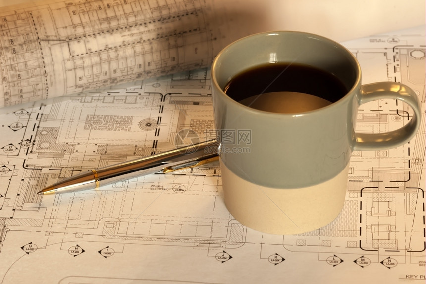 图表设计师建筑图上的咖啡杯建筑图片
