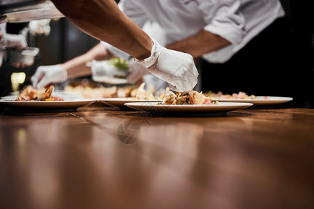 厨师准备菜盘人们商业的刀具精加工高清图片素材