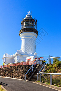 拜伦湾澳大利亚拜伦角2015年月4日建筑工人在Lighhouse灯塔工作需要定期维修海悬崖伦背景