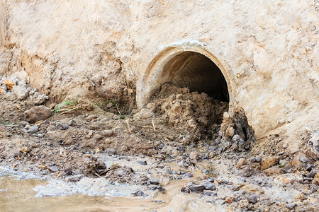 污染自然河流的下水道管环境流动的建造管道高清图片素材