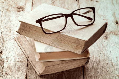学习大知识木背景的旧书和阅读眼镜图片