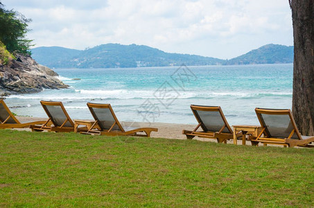 沙滩旁的椅子图片