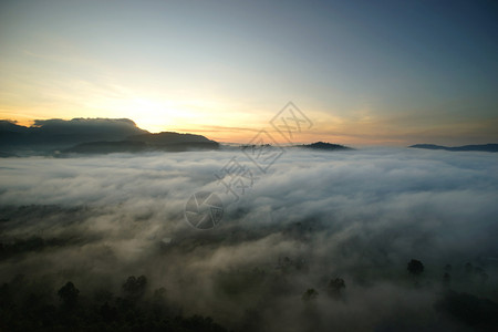 爬坡道薄雾森林海笼罩着日出的风景图片