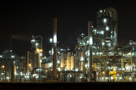 石化炼油厂夜间照明石化工厂的转换器管道子烟囱和结构以及筒仓图片