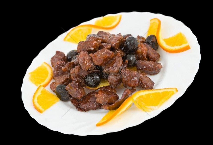 食品含西梅的焦糖肉装饰用橙片和剪切路小波德希瓦洛夫牛肉图片