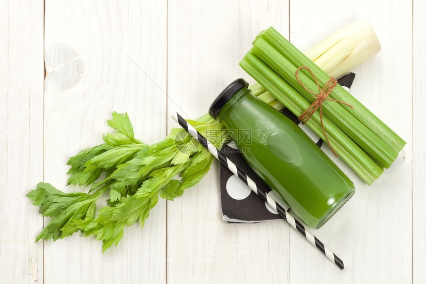 果汁绿色饮料瓶装蔬菜汁含有白木本底的菜图片