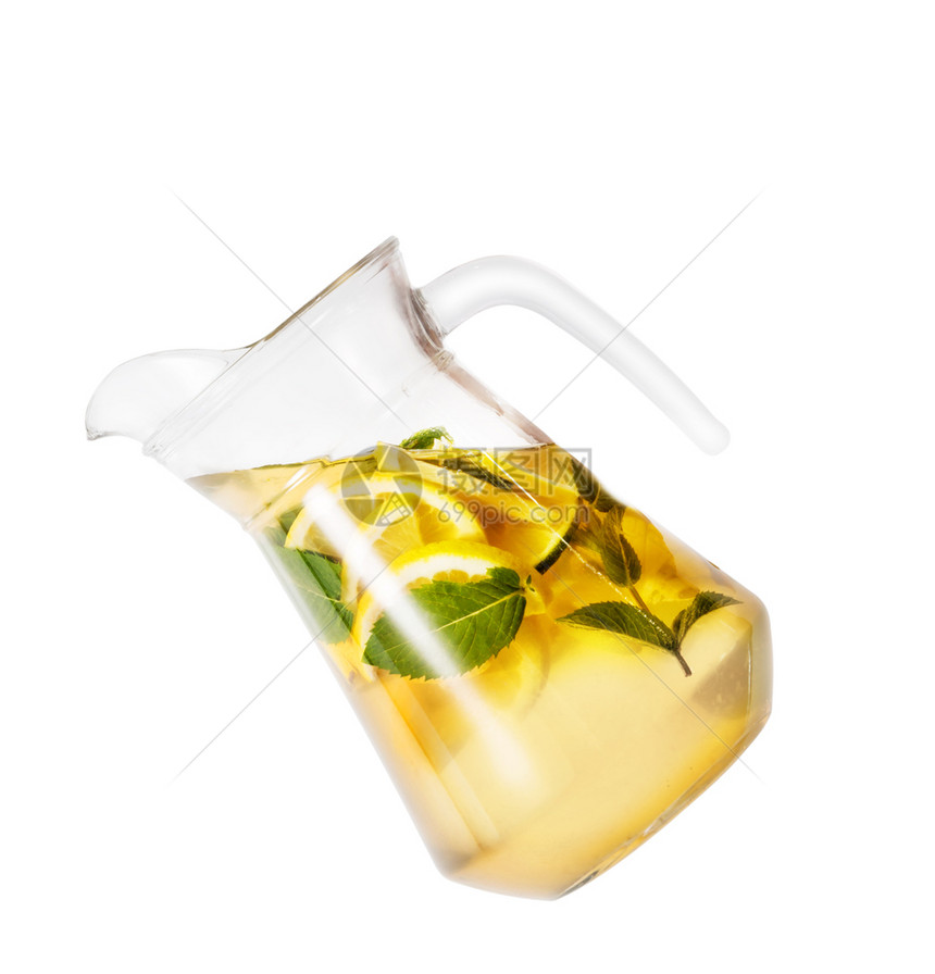 投手在白色背景上孤立的柠檬水罐头瓶子新鲜的果图片