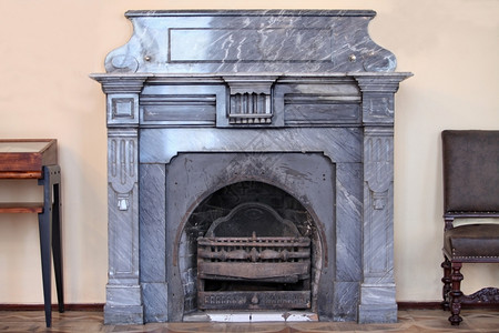 内部的旧壁炉热火图片